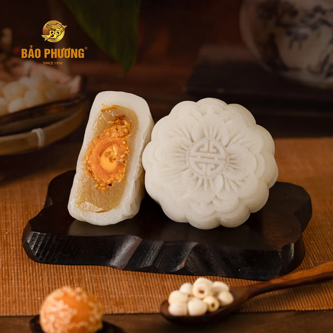 Bánh dẻo nhân sen xát 1 trứng muối (210g) - ảnh 3