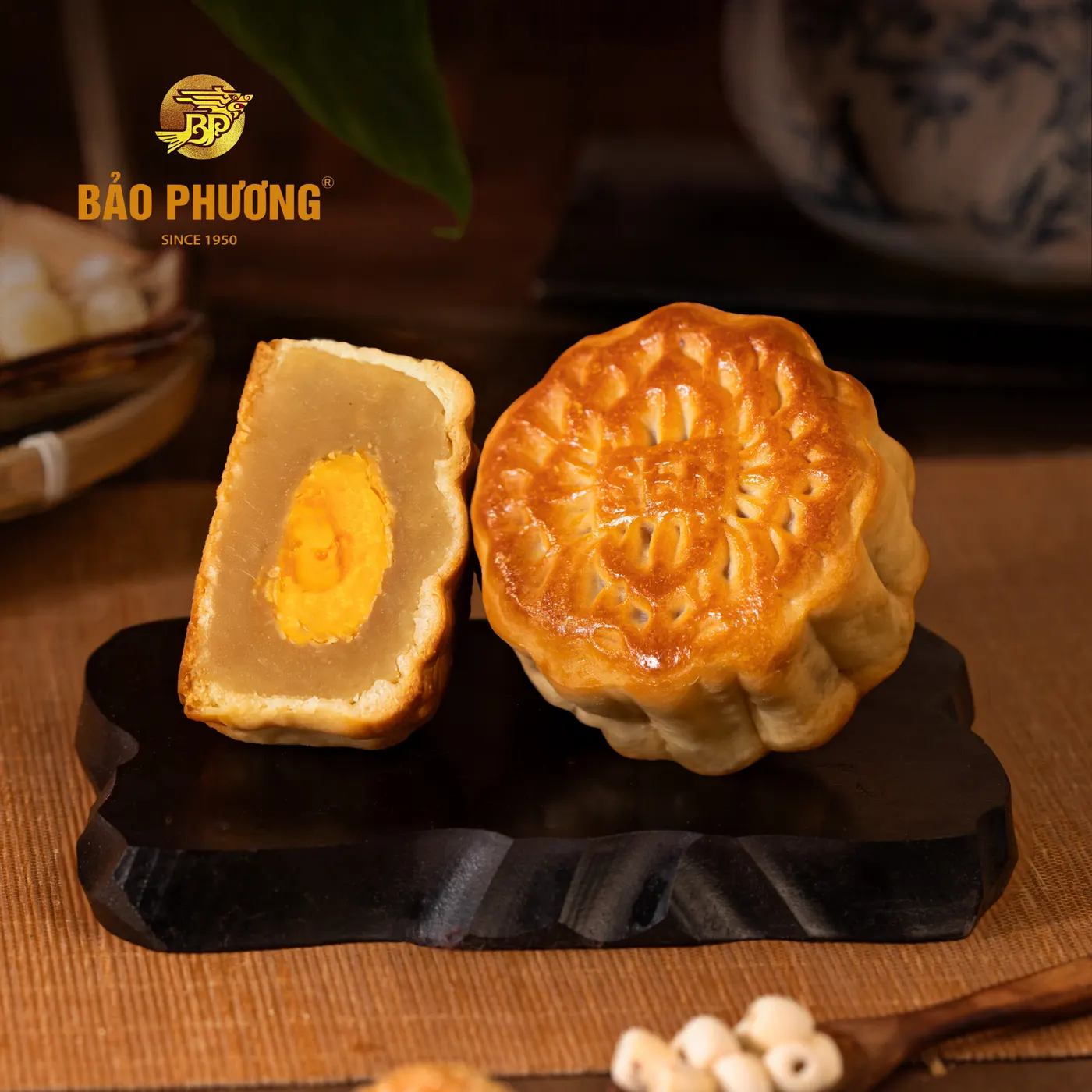 Bánh nướng nhân sen xát 1 trứng muối (200g) - ảnh 2