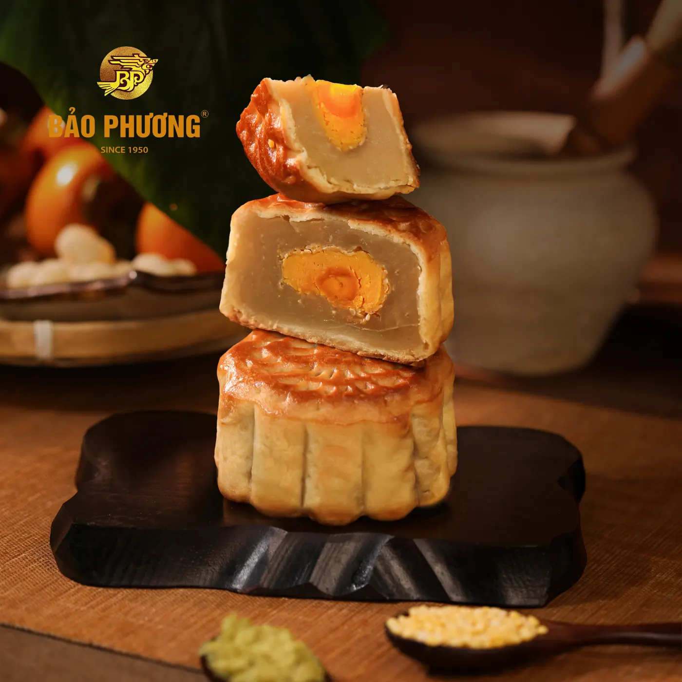 Bánh nướng nhân sen xát 1 trứng muối (200g) - ảnh 3